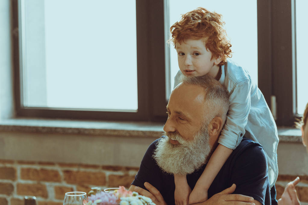 Αγόρι αγκαλιάζει τον παππού - Φωτογραφία, εικόνα