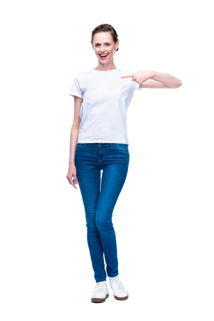 femme pointant vers le t-shirt blanc
 - Photo, image