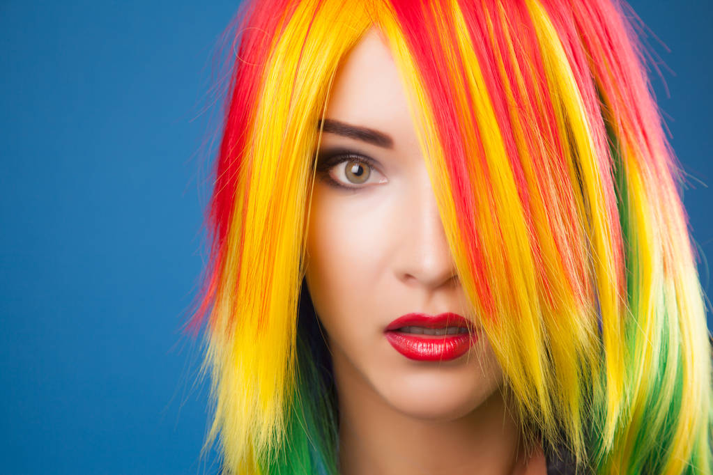 женщина в цветном парике
  - Фото, изображение