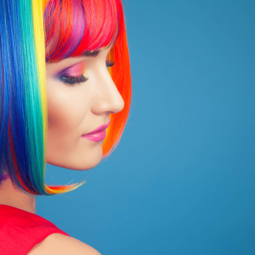Mujer vistiendo peluca colorida
 - Foto, imagen