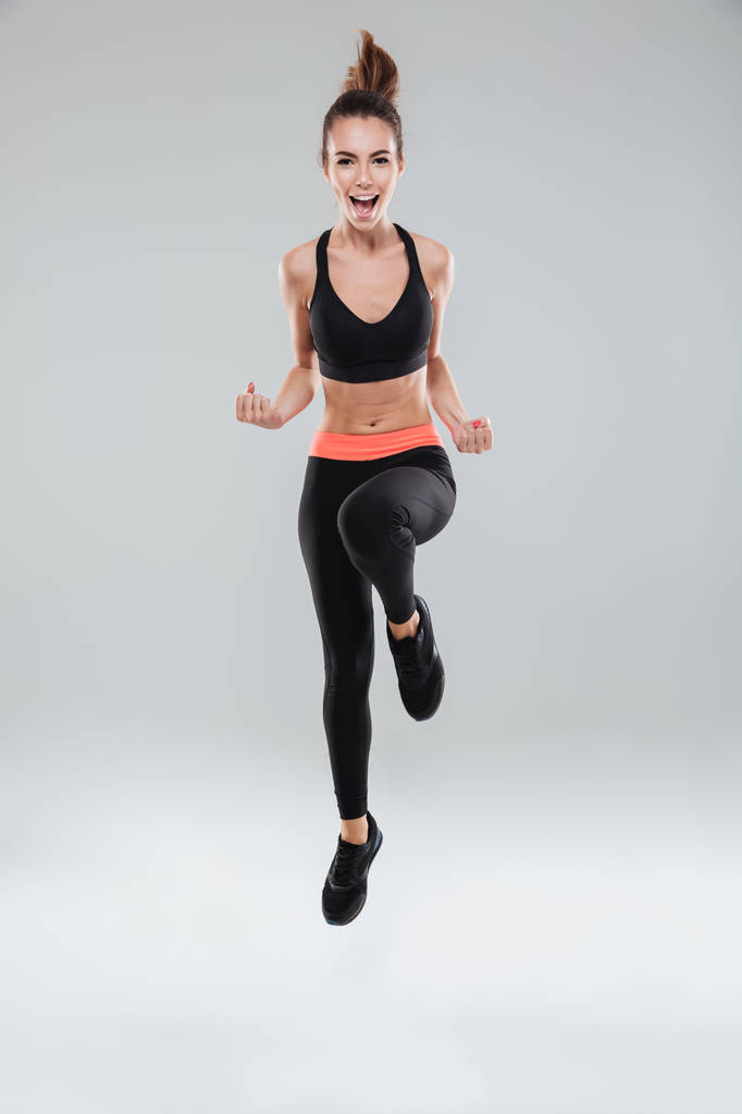 Bild einer glücklichen Fitness-Frau in voller Länge - Foto, Bild