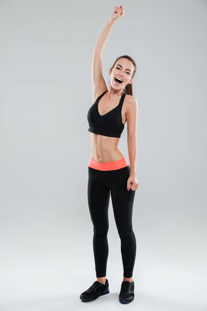 Imagen de cuerpo entero de mujer feliz gritando fitness
 - Foto, Imagen