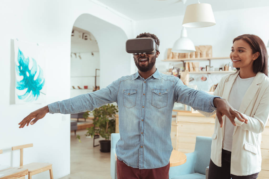 Optimistischer Mann probiert neues VR-Headset im Café aus - Foto, Bild