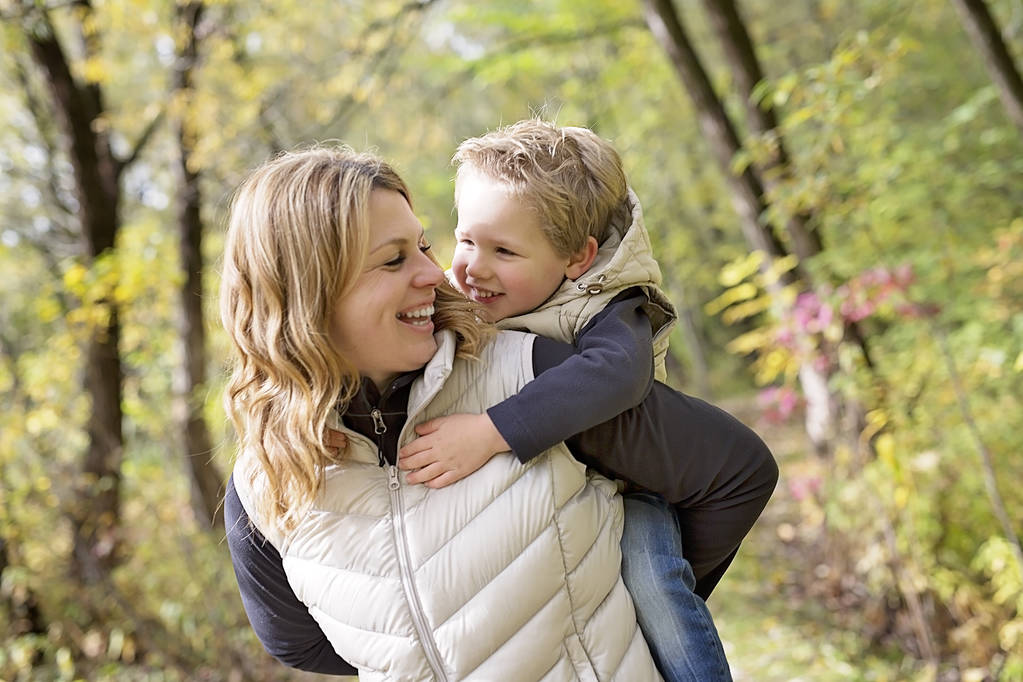 Adorable niño pequeño con su madre en el parque de otoño
 - Foto, Imagen