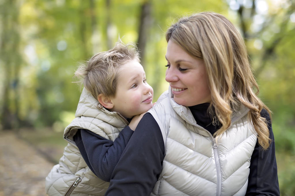 Adorable niño pequeño con su madre en el parque de otoño
 - Foto, imagen