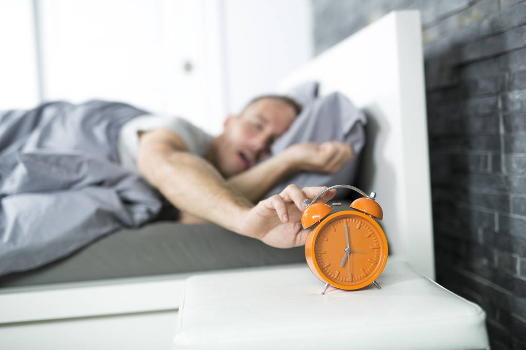 Čas vstávat. Unavený muž v posteli - Fotografie, Obrázek