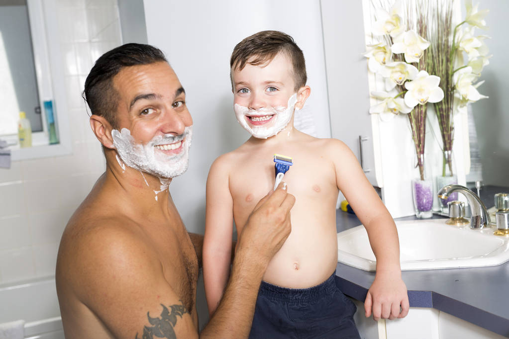 enfant s'amuser avec papa mousse à raser dans la salle de bain
 - Photo, image