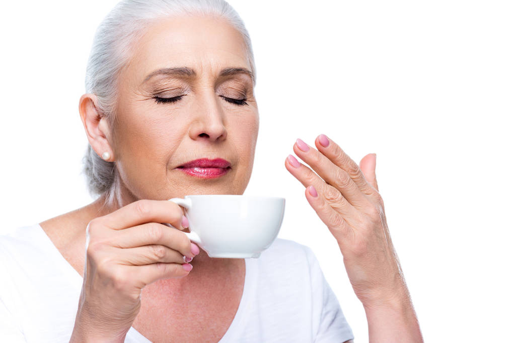 Femme âgée avec tasse de café
 - Photo, image
