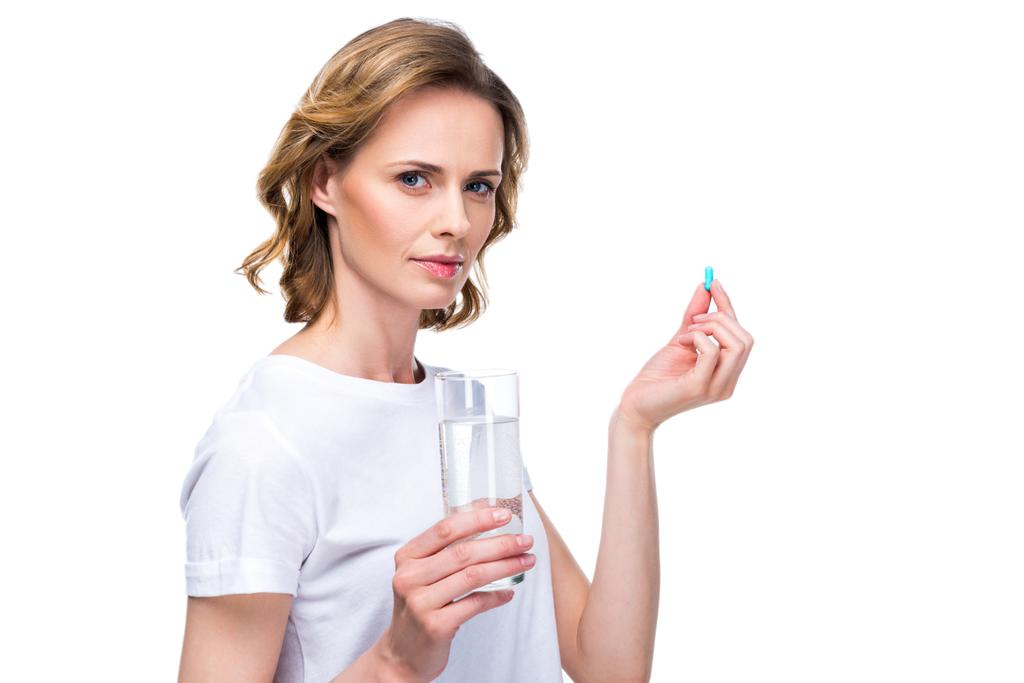 femme avec verre d'eau et pilule
 - Photo, image