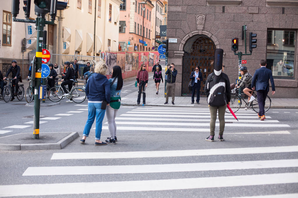 Kaupunkielämää. Ihmiset kävelevät suuressa kaupungissa
 - Valokuva, kuva