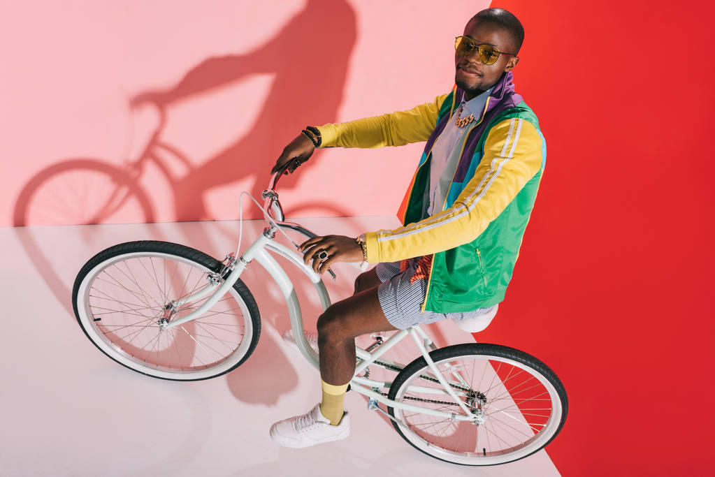 stijlvolle Afro-Amerikaanse man op fiets - Foto, afbeelding