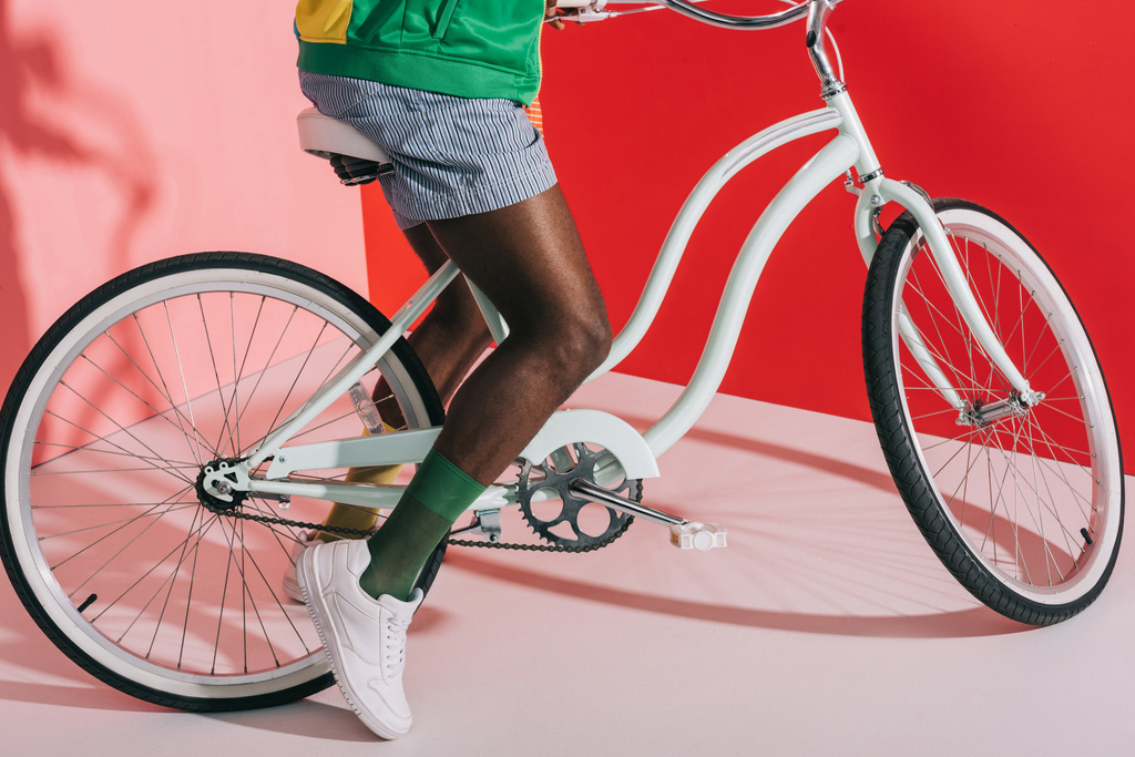 Afrikkalainen amerikkalainen mies ratsastus polkupyörä
 - Valokuva, kuva