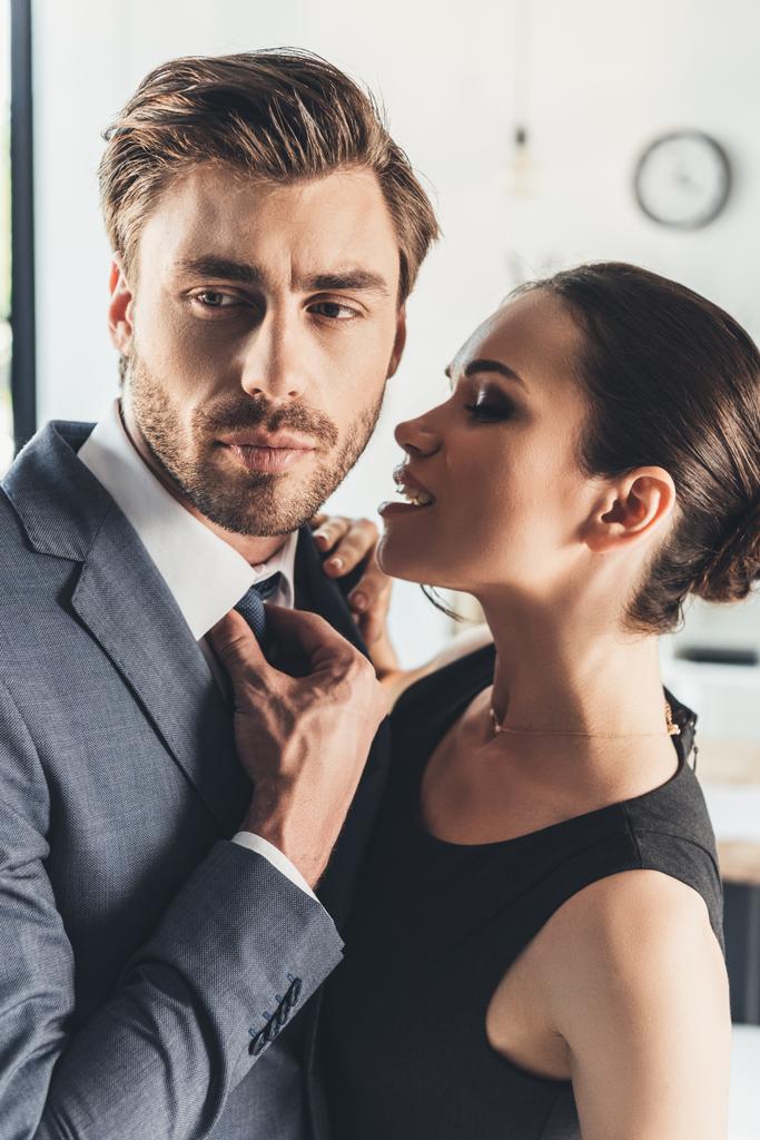 nő megpróbálja megcsókolni férfi öltöny - Fotó, kép