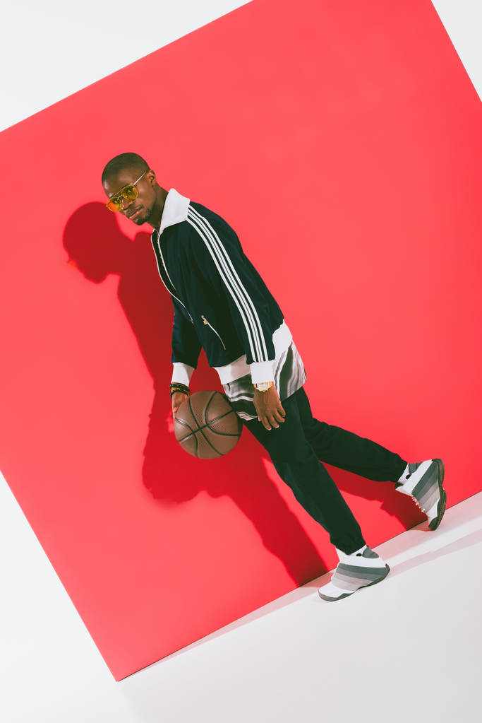 афроамериканський чоловік з баскетбольним м'ячем
    - Фото, зображення