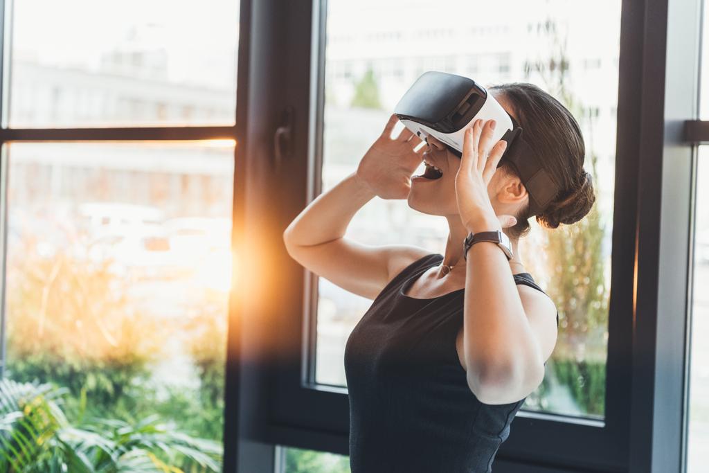 Geschäftsfrau mit Virtual-Reality-Brille - Foto, Bild