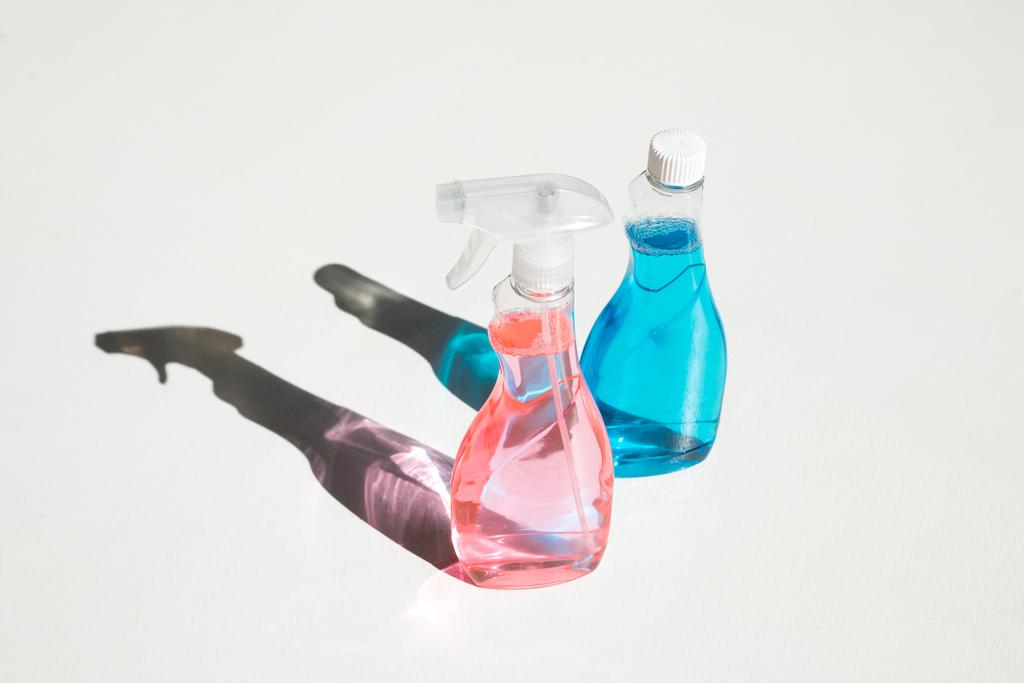 garrafas de plástico de fluidos de limpeza
  - Foto, Imagem
