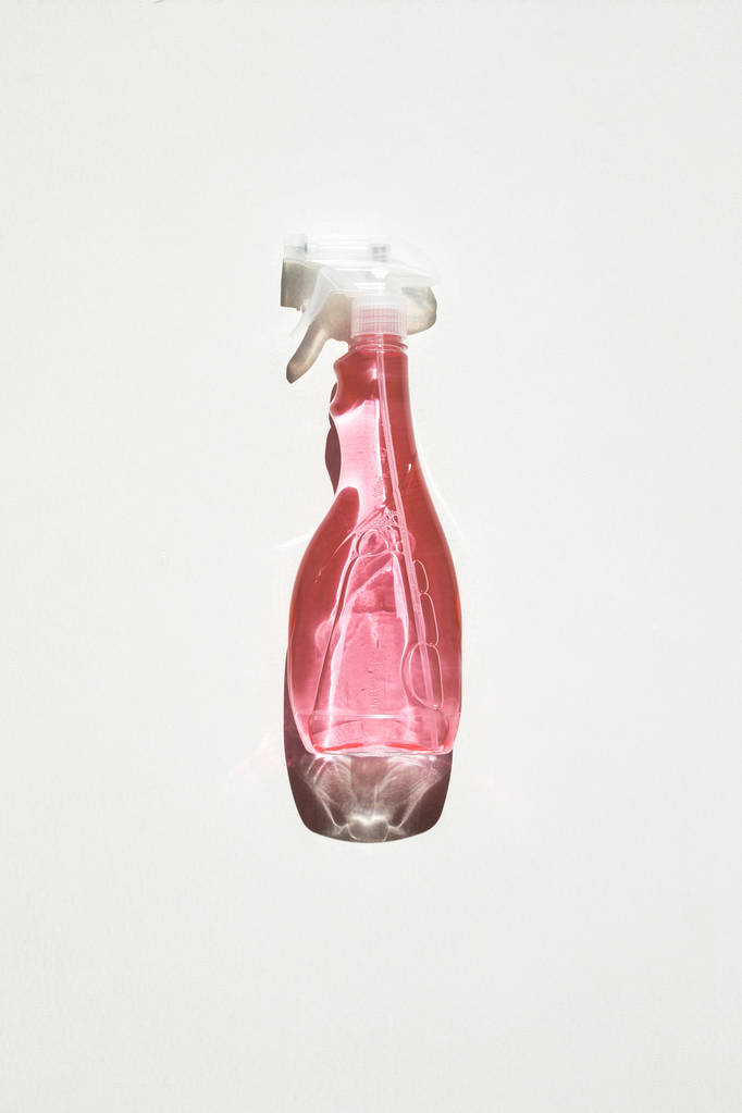botella de pulverización con líquido de limpieza
 - Foto, imagen