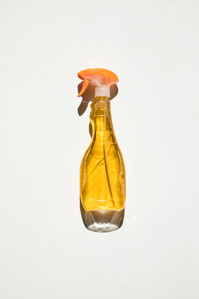 botella de pulverización con líquido de limpieza
 - Foto, Imagen