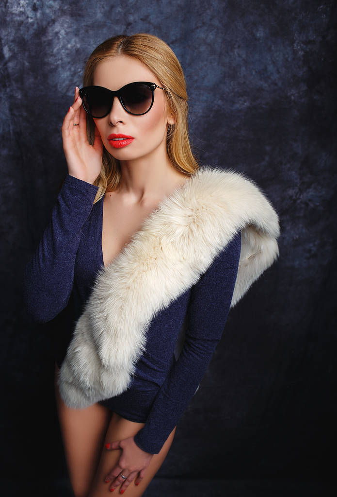 Modello ragazza in pellicce e occhiali
 - Foto, immagini