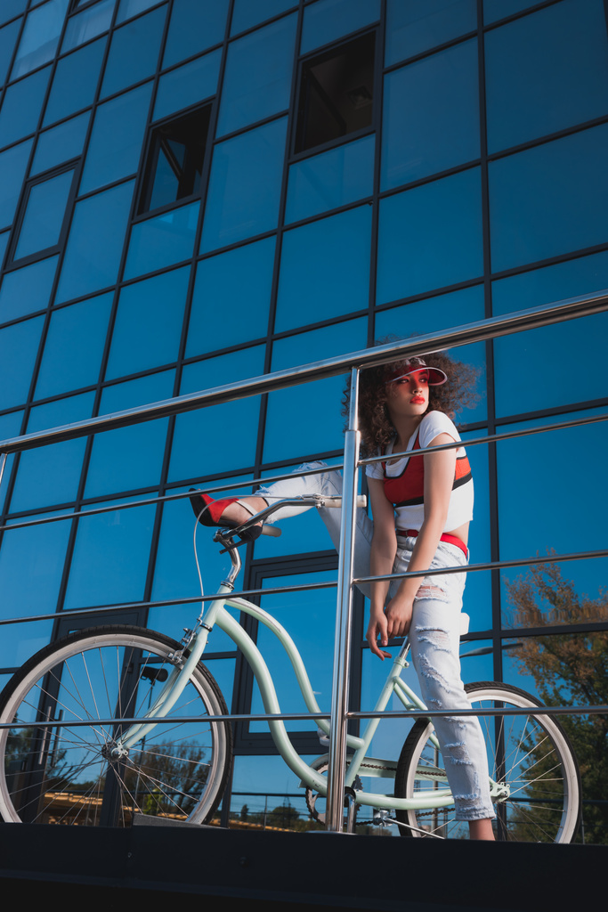 stilvolle Frau mit Fahrrad - Foto, Bild