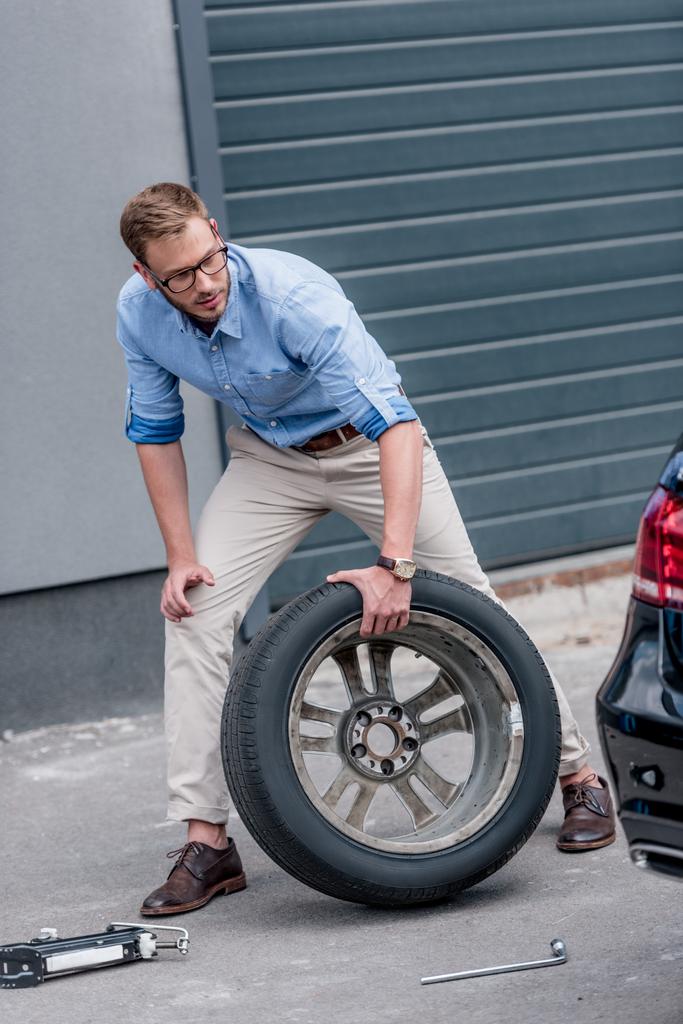homme changer pneu de voiture
  - Photo, image