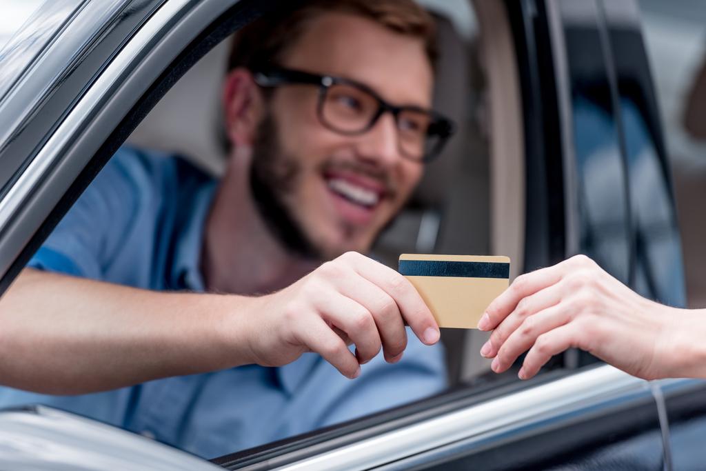 Hombre pagando con tarjeta de crédito - Foto, imagen