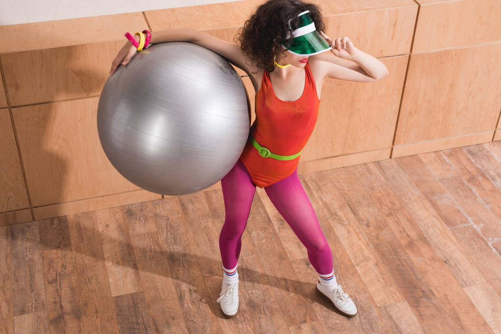 femme à la mode avec balle de fitness
  - Photo, image