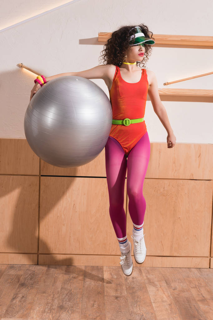 mulher elegante com bola de fitness
 - Foto, Imagem