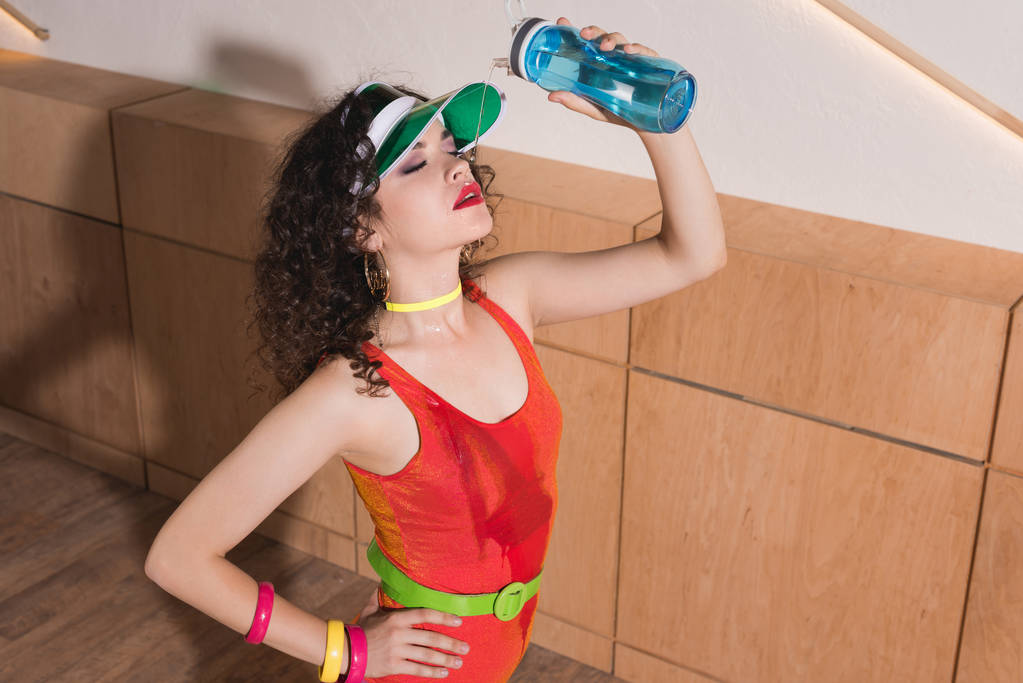 женщина со спортивной бутылкой воды
 - Фото, изображение