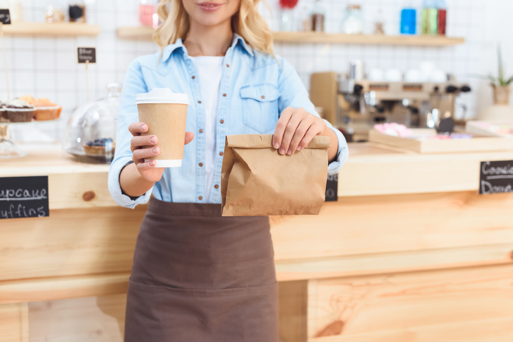 официантка держит кофе, чтобы пойти
 - Фото, изображение