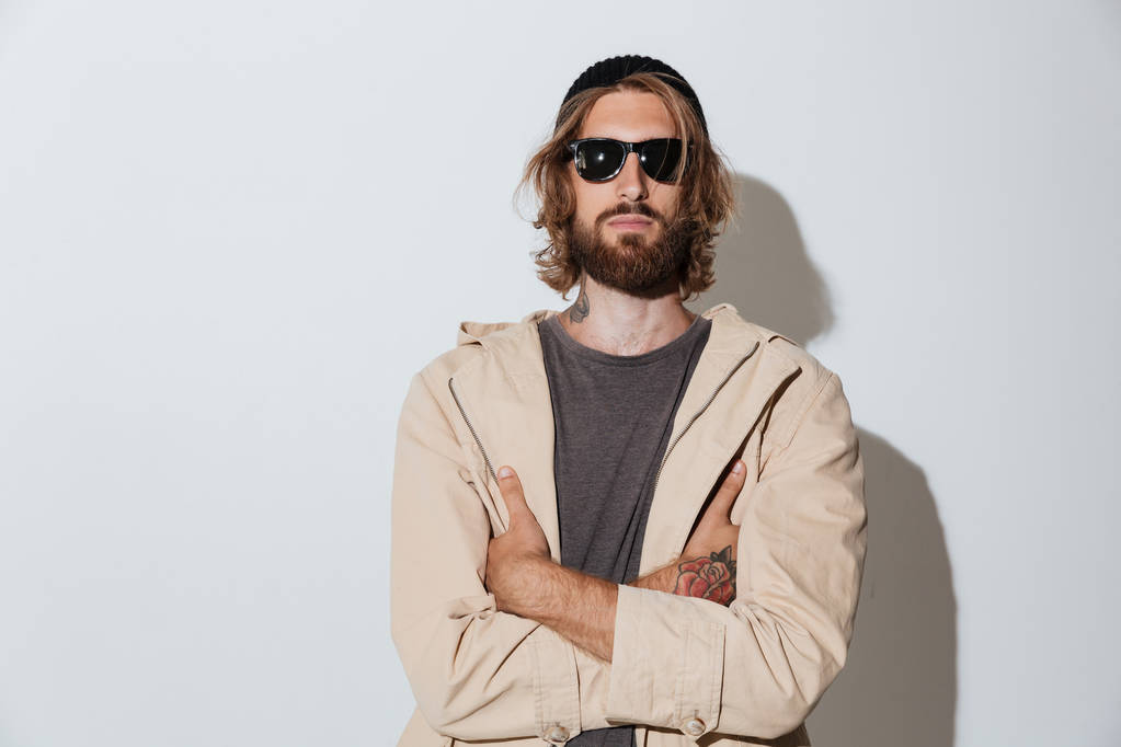 bärtiger Hipster-Mann mit Sonnenbrille steht isoliert - Foto, Bild