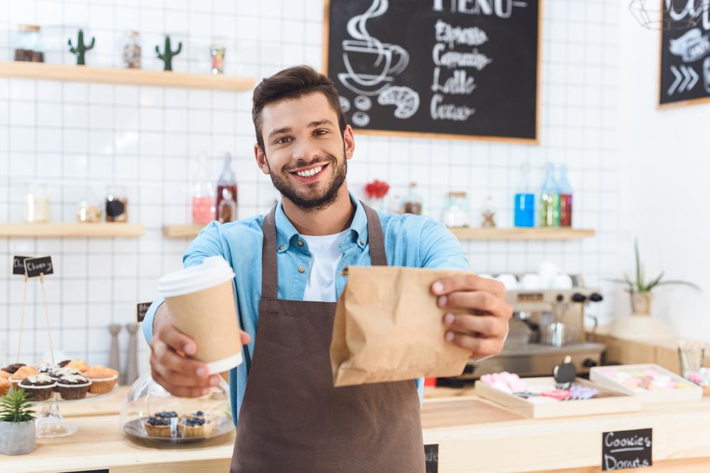 barista con café para llevar
 - Foto, Imagen
