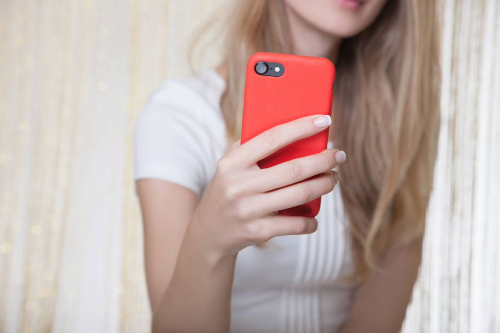 Joven hermosa mujer tomando selfie con teléfono móvil
 - Foto, imagen