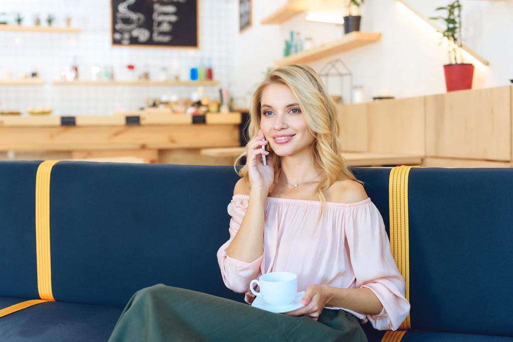 donna con caffè parlare su smartphone
 - Foto, immagini