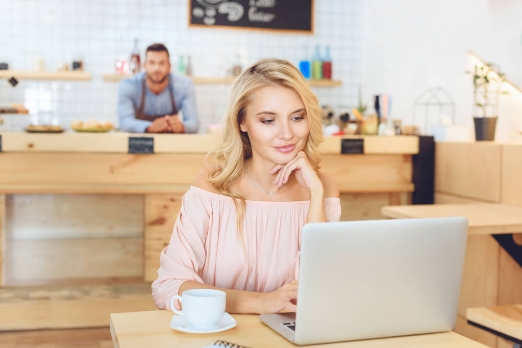 nő használó laptop kávézóban - Fotó, kép