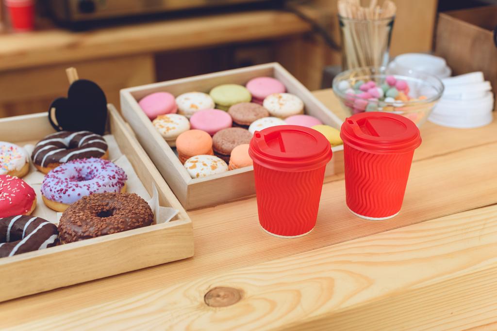 tasses et biscuits en plastique
 - Photo, image