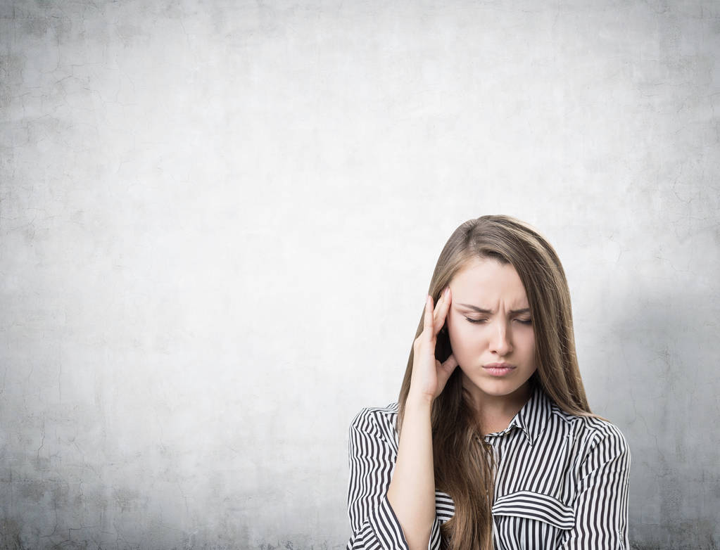 Стрессовая деловая женщина с головной болью, бетон
 - Фото, изображение