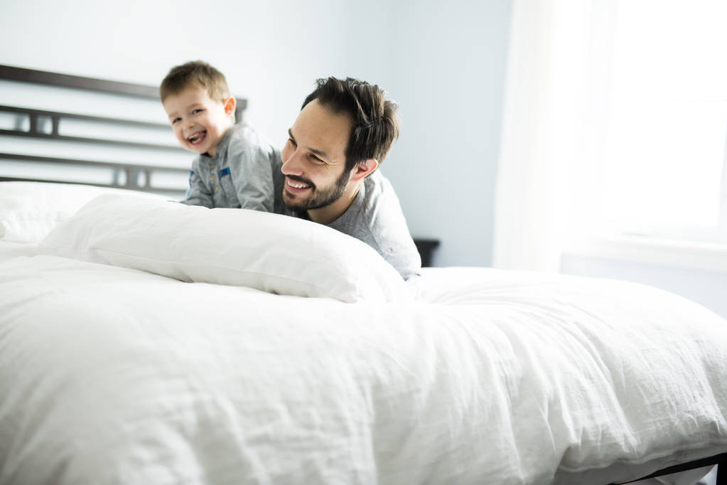 Apa és fia, az ágyban, boldog idő ágyon - Fotó, kép