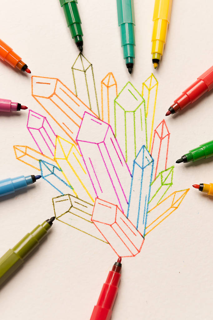 Grupo de cristais coloridos pintados entre marcadores
 - Foto, Imagem