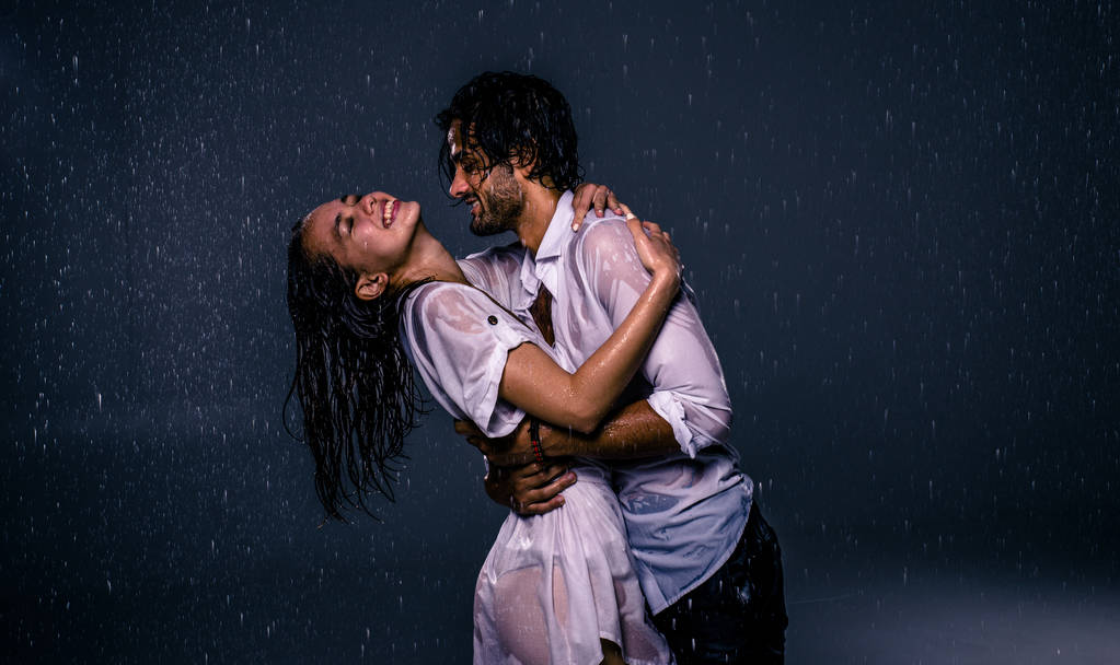 Paar im Regen - Foto, Bild