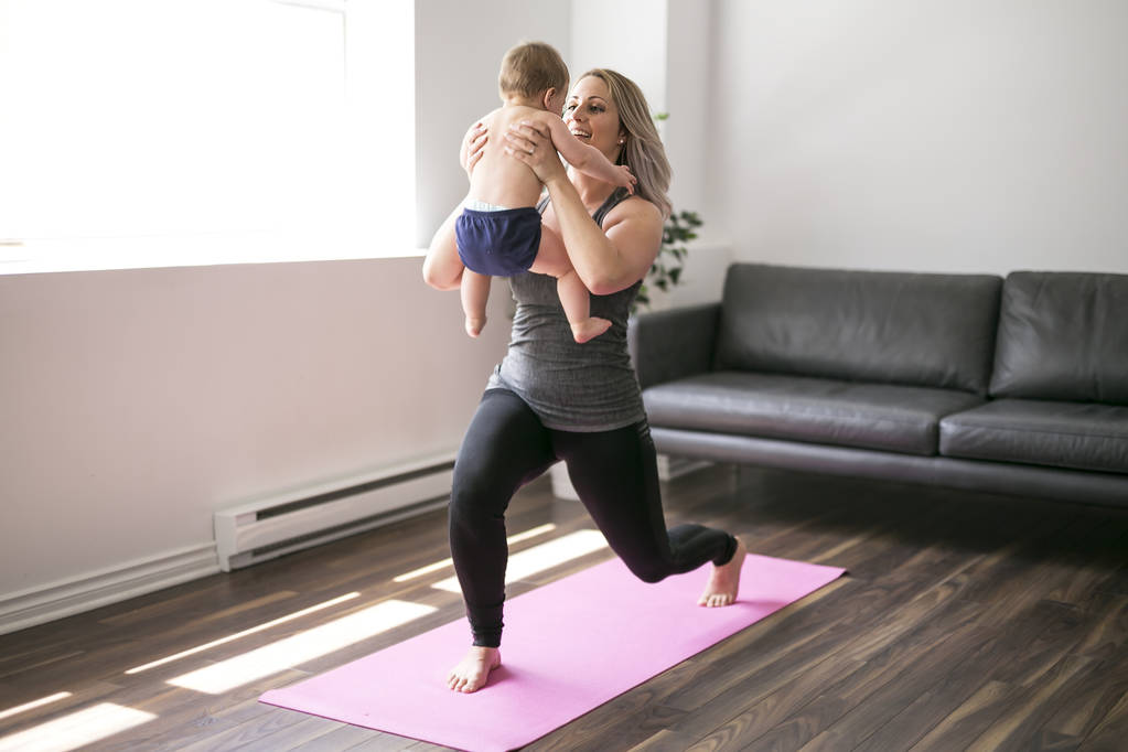 Молода мама робить фізичні вправи йоги разом зі своєю дитиною
 - Фото, зображення