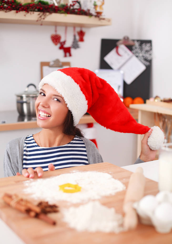Femme faisant des biscuits de Noël dans la cuisine - Photo, image