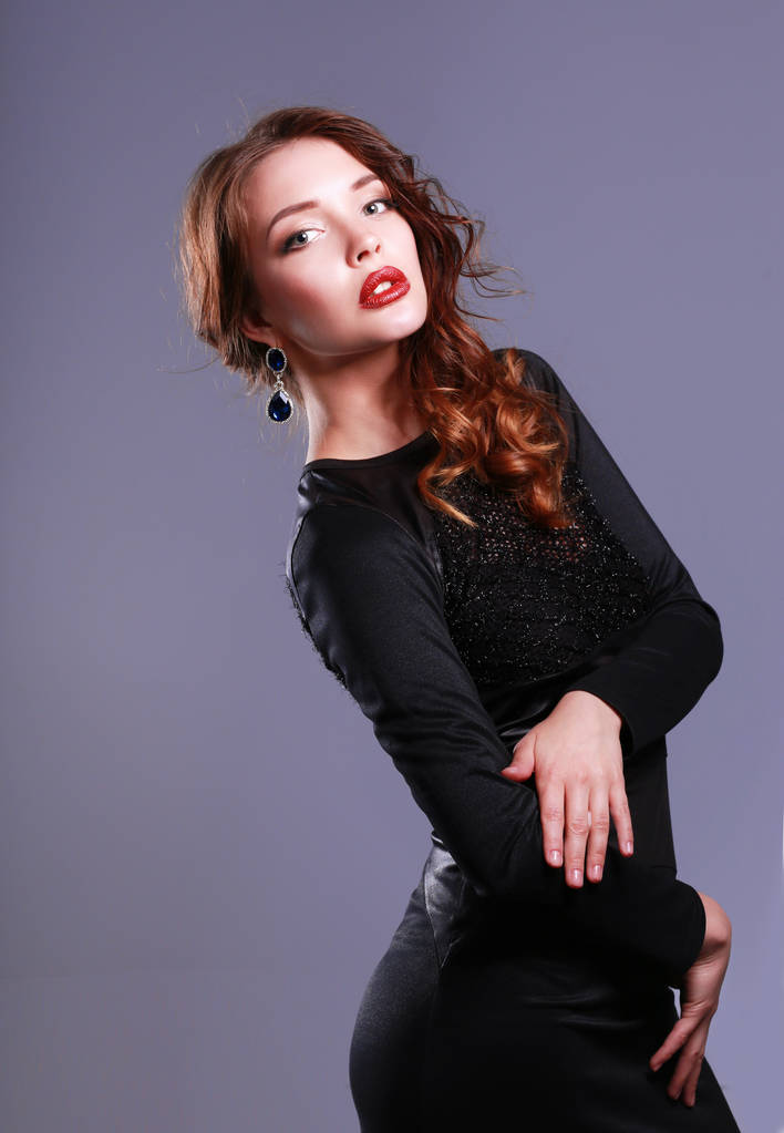 Krásná žena s večerní make-up v černých šatech - Fotografie, Obrázek