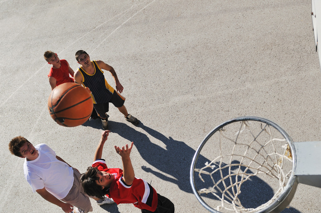 Streetbasketball, Basketball spielen im Freien - Foto, Bild