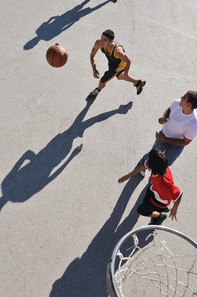Οδός μπάσκετ, παίζοντας μπάσκετ εξωτερική - Φωτογραφία, εικόνα