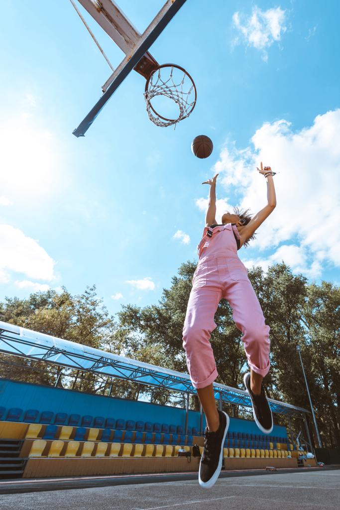 afro-amerikai nő dobott kosárlabda - Fotó, kép