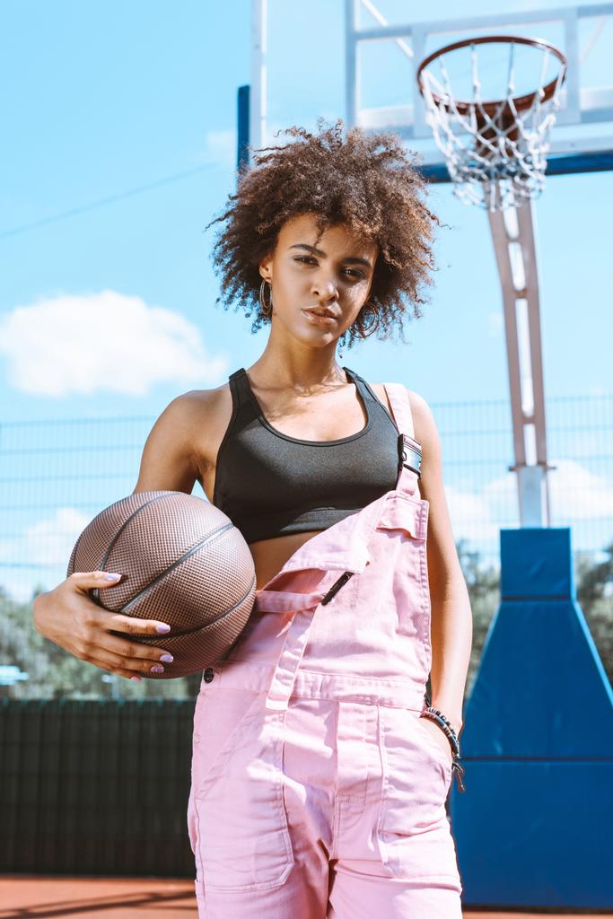 mulher afro-americana segurando basquete
 - Foto, Imagem