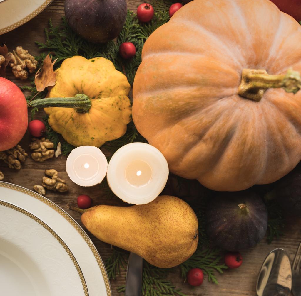 mesa servida com decoração de outono
 - Foto, Imagem