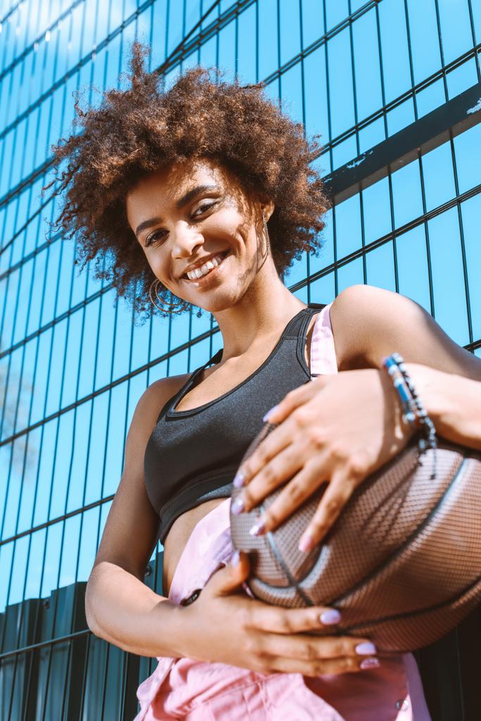 Afrikkalainen-amerikkalainen nainen jolla koripallo
 - Valokuva, kuva