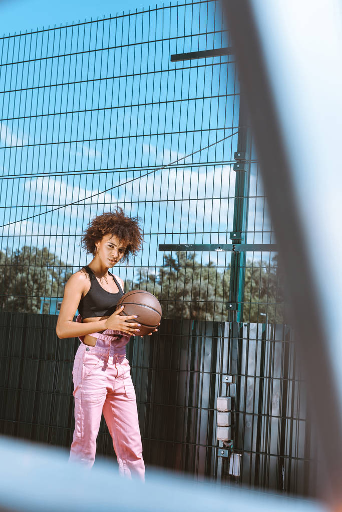 afro-amerikai nő gazdaság kosárlabda - Fotó, kép